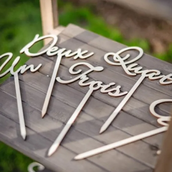 Badaboum 10 Grands Marque Tables Sur Pic En Bois Blanc