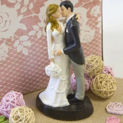 Badaboum Couple De Mari S S'Embrassant Tendrement