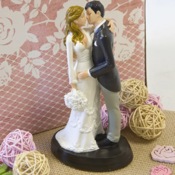 Badaboum Couple De Mari S S'Embrassant Tendrement